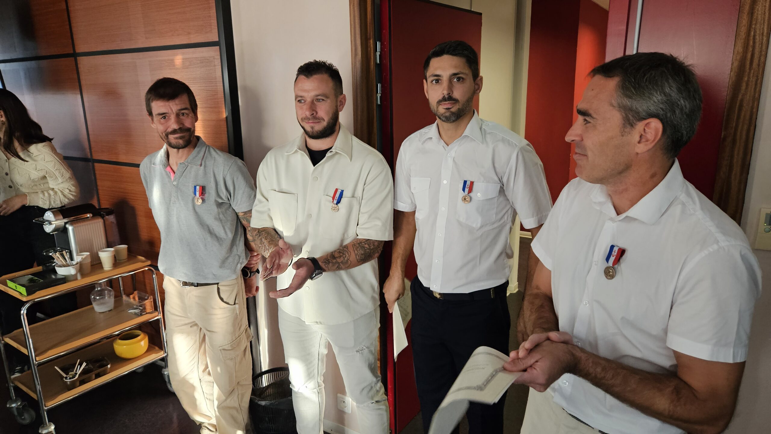 Grand Port Maritime de Bordeaux. Remise de la médaille du sauvetage à 5 marins de la drague Anita-Conti.