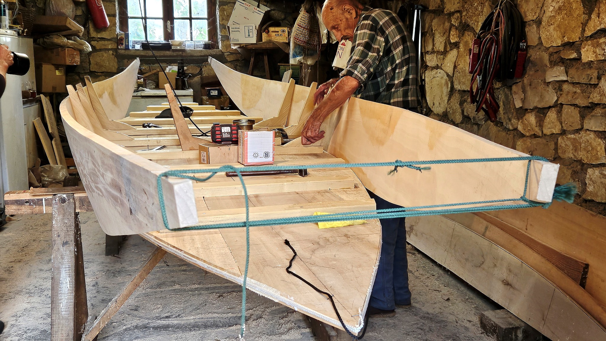 « LE FAISEUR DE BARQUES » Tournage du tournage du documentaire sur Roland Plagne, réalisé par Thierry Rimbault.